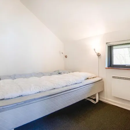 3 Bedroom Lovely Home In Glesborg بيت للعطل